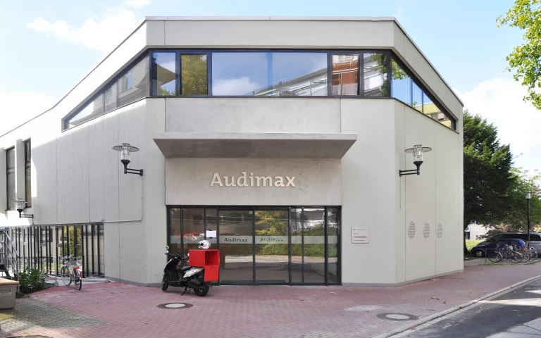 Umbau der Erschließung des Audimax und der Fachbibliothek Medizin des Universitätsklinikums Essen Ansicht des Haupteingangs mit Sichtbetonvordach.