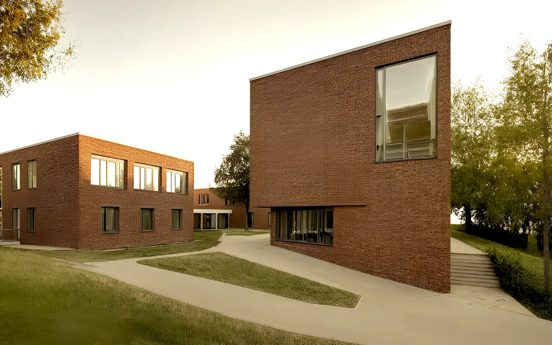 Erweiterung und Sanierung Hövelschule Essen Perspektive mit Eingang, Auffahrt, Schulhof, Außenanlagen, Klinkerfassade, Mensa, Klassenräumen und Lehrerzimmer.