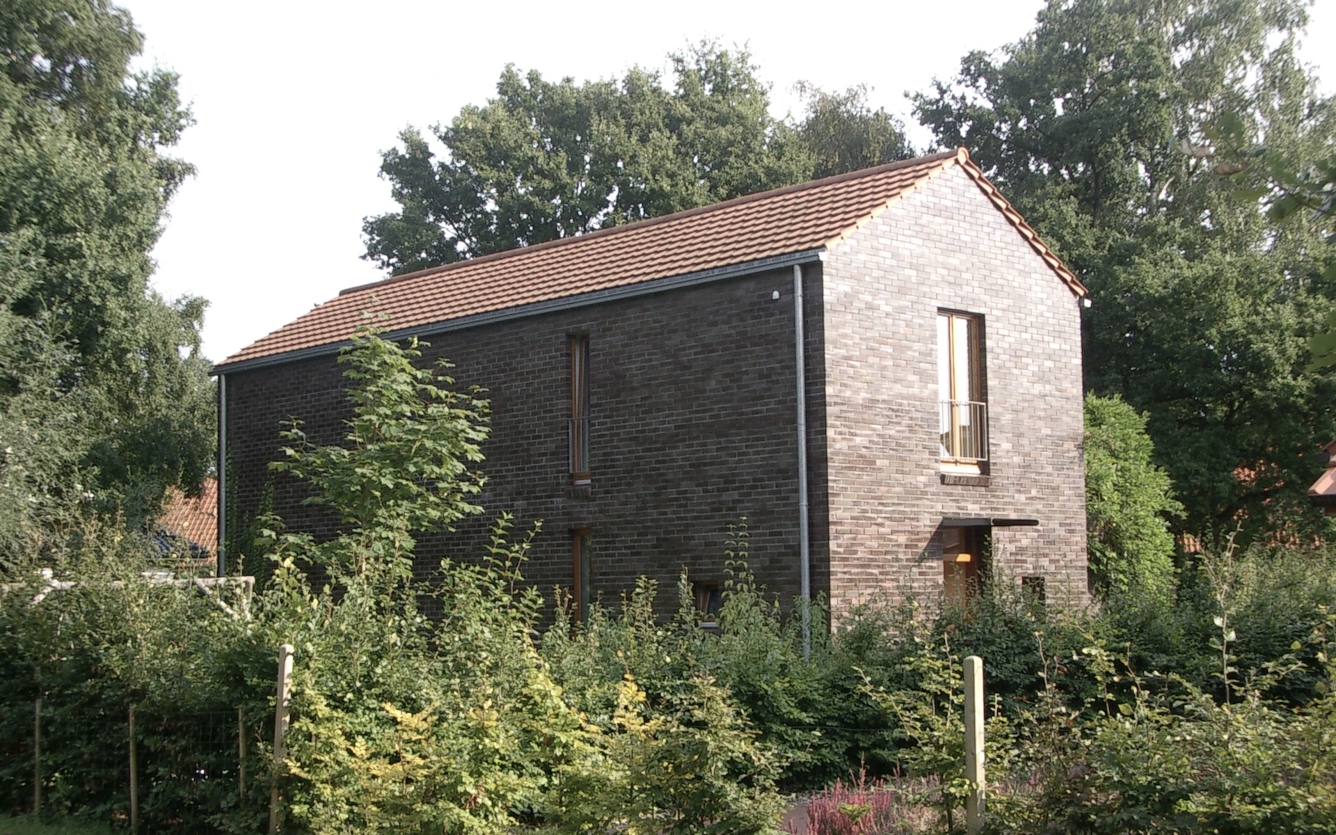 Neubau Haus A in Edewecht Ansicht von der Straße mit Eingang, Dachterrasse und Wittmunder-Klinker-Fassade.