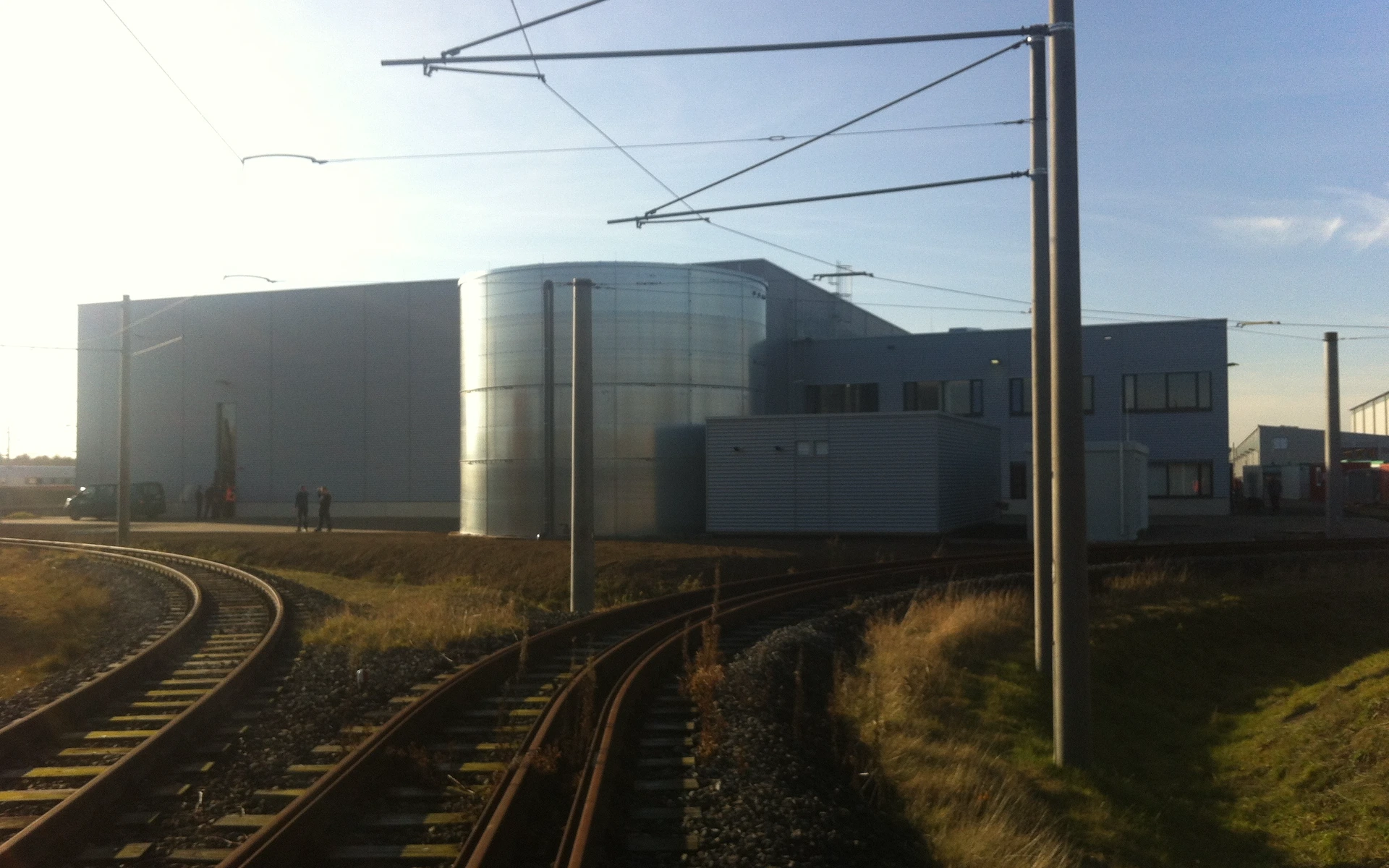 Neubau Siemens Multifunktionshalle Wegberg Außenaufnahme mit Gleisfeld, Bürotrakt, Sprinkleranlage und benachbarte Zugbildungshalle.
