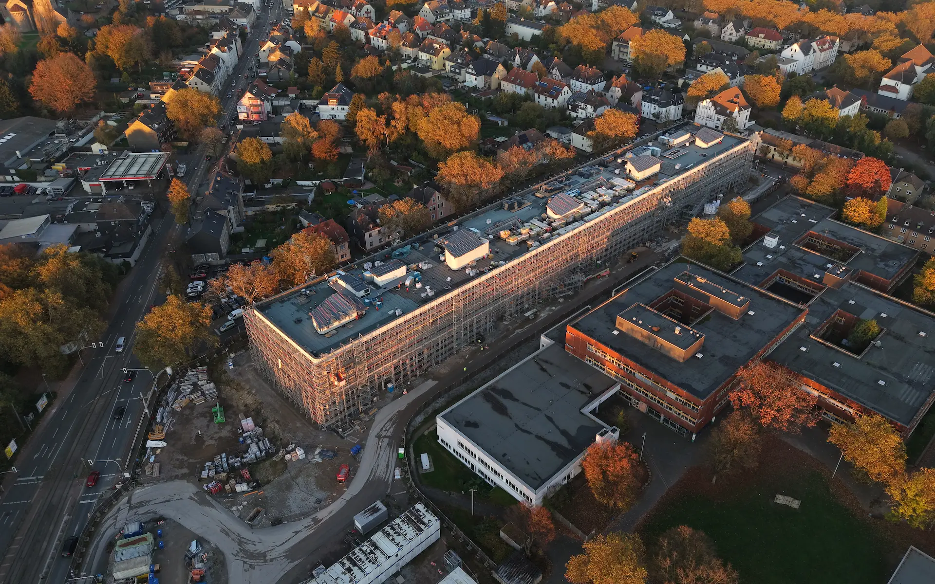 Neubau Schulzentrum Bochum Gerthe Vogelperspektive mit Überblick auf den umliegenden Städtebau, den Schul-Rohbau, die Gerüstarbeiten und die Baustellenlogistik.