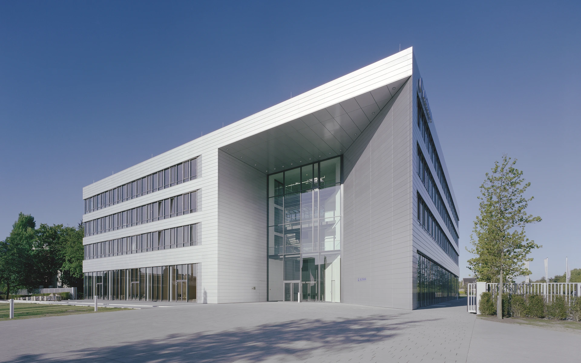 Neubau Altana Headquarter in Wesel Ansicht von Südosten mit baukörperhohem Haupteingang.
