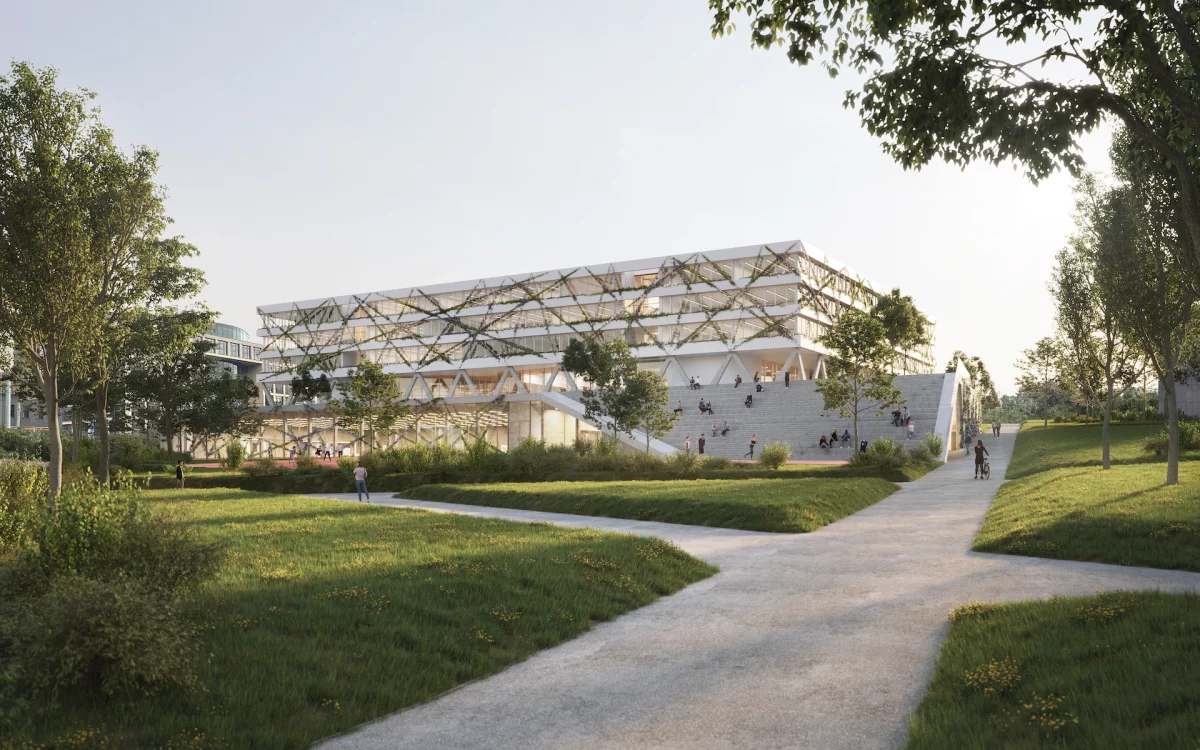 Ansicht der Frida-Levy-Gesamtschule vom Park mit den vorgelagerten Sporthallen und dem Pausenhof auf dem Dach der Sporthallen.
