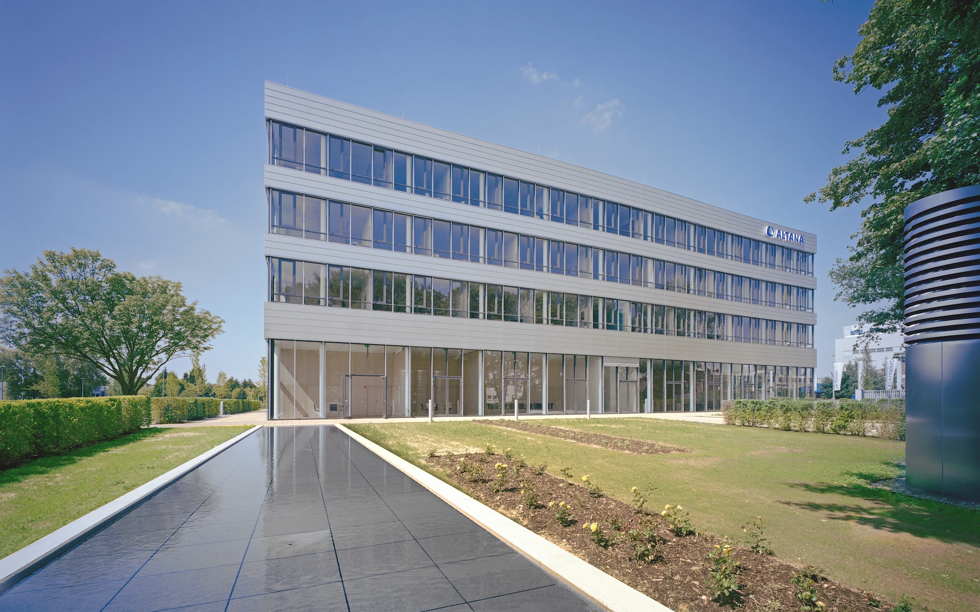 Neubau Altana Headquarter in Wesel Ansicht mit Konferenzbereich und Casino/Mitarbeiterrestaurant im Erdgeschoss und vorgelagertem reflecting pool.