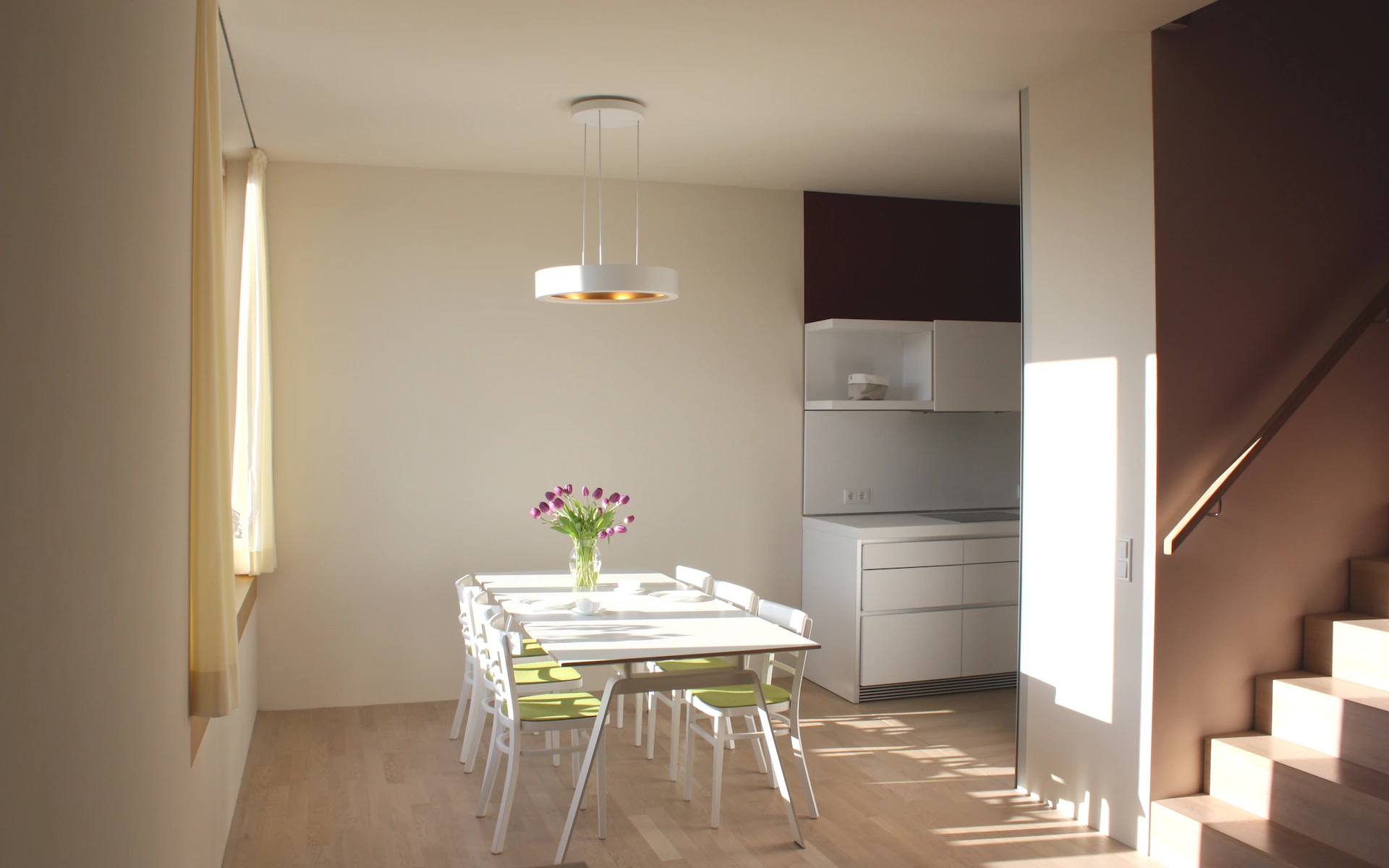 Neubau Haus R in Velbert-Langenberg Essbereich und Küche mit farbiger Wandgestaltung und weiß geöltem Eichenparkett.