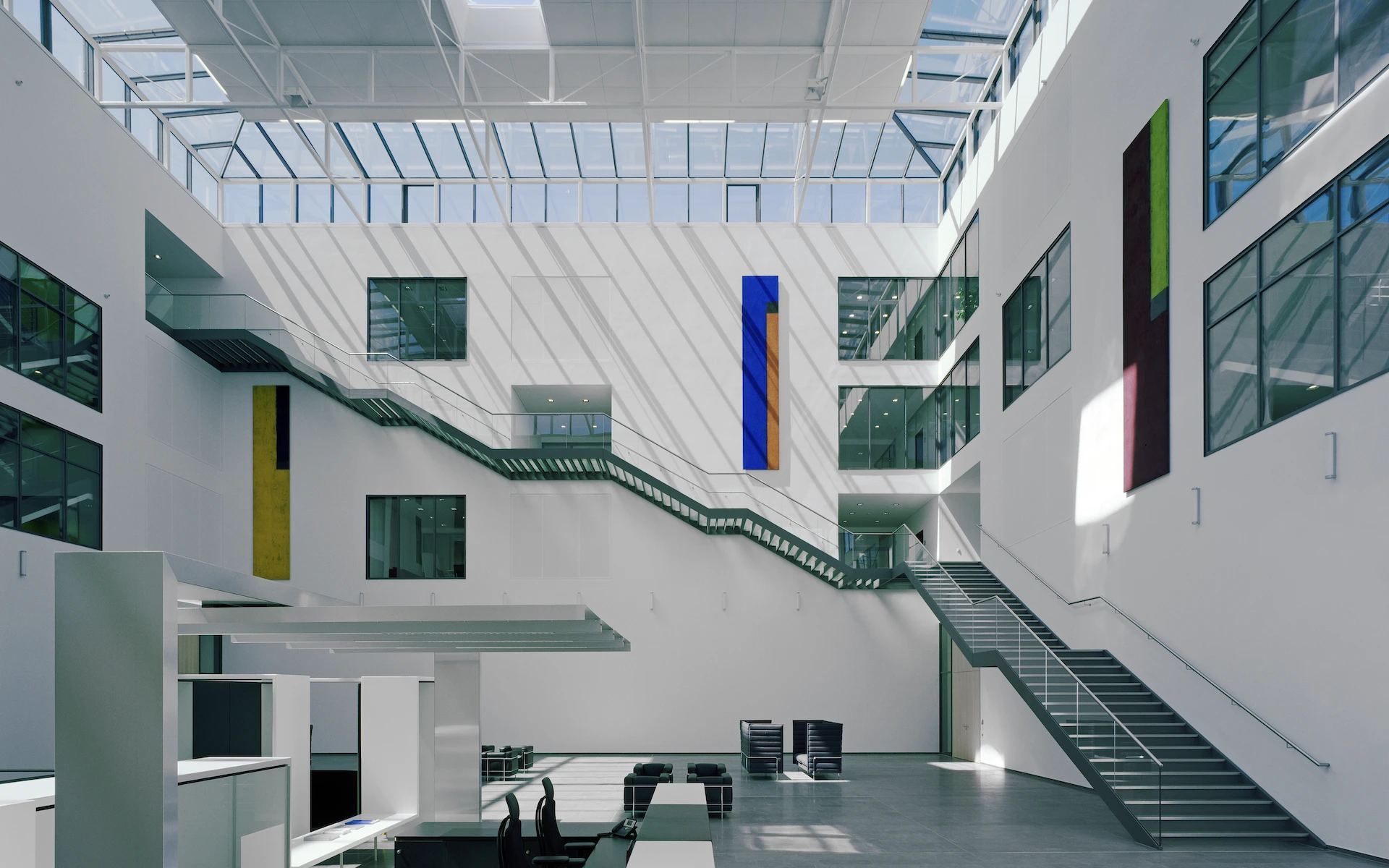 Neubau Altana Headquarter in Wesel zentrale Halle mit Empfang, gläserner Treppe, filigranem Stahltragwerk des Daches und Kunst von Thomas Kesseler.