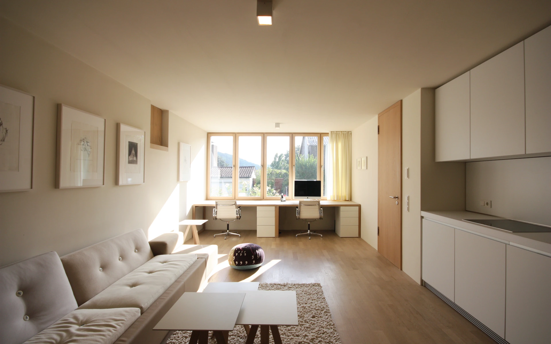 Neubau Haus R in Velbert-Langenberg Büro mit Teeküche, raumhoher Tür, Holz-Aluminium-Fenstern und weiß geöltem Eichenparkett.