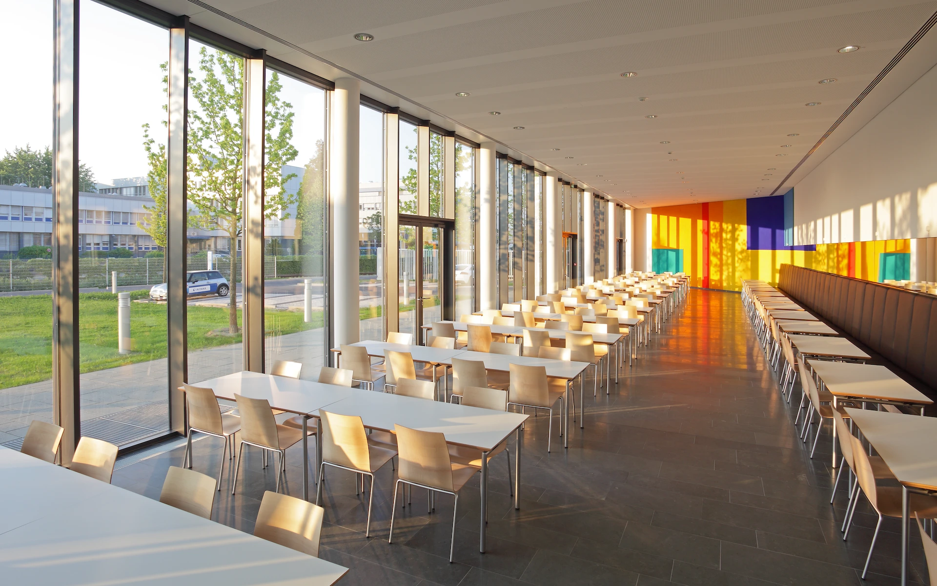 Neubau Altana Headquarter in Wesel Casino/Mitarbeiterrestaurant mit Kunst von Thomas Kesseler.