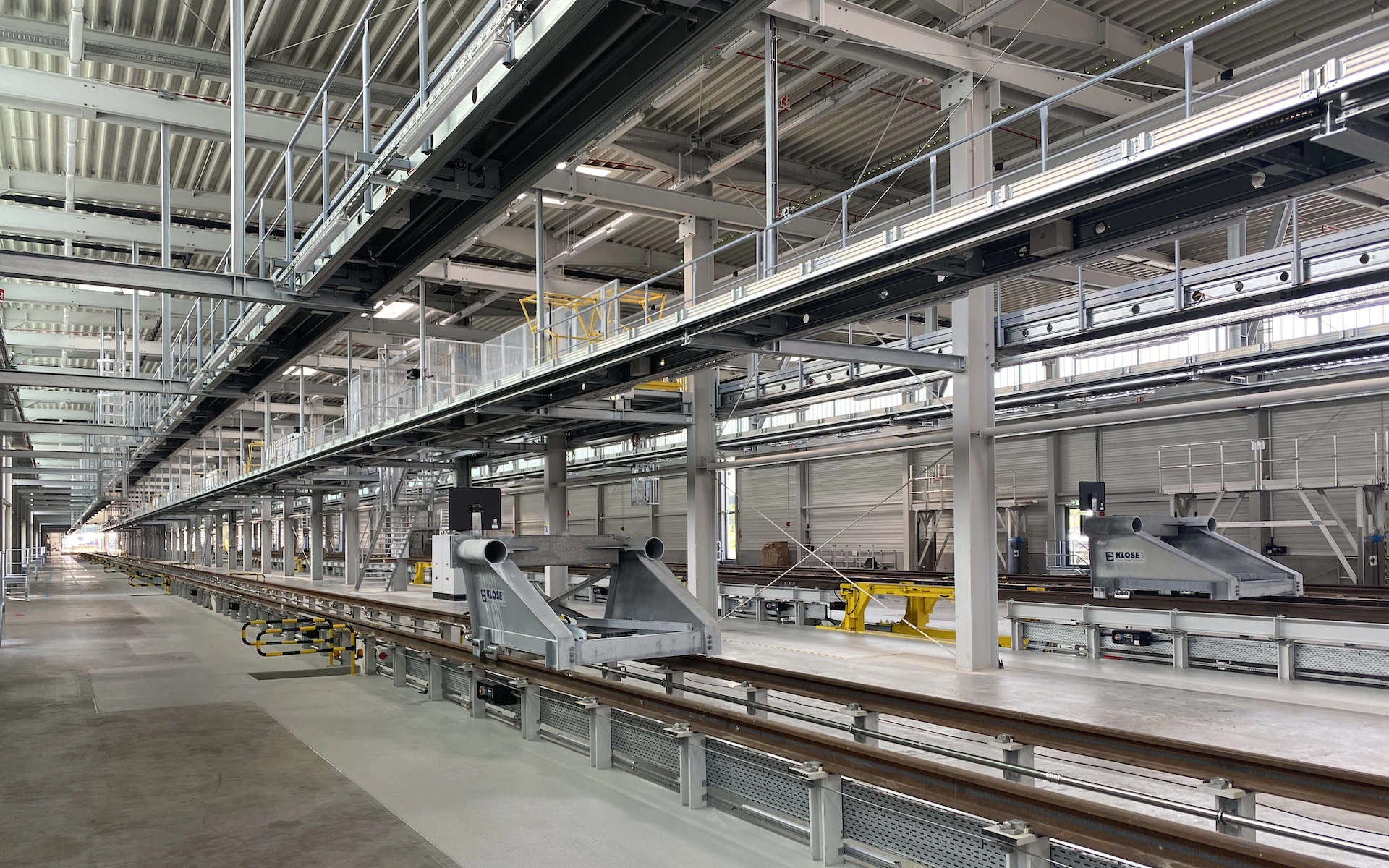Neubau und Erweiterung Zugbildungshalle 3 Wegberg Innenraum der Zugbildungshalle im Montagebereich mit Blick auf Prellbock, Arbeitsbühnen und Grubenabgang.