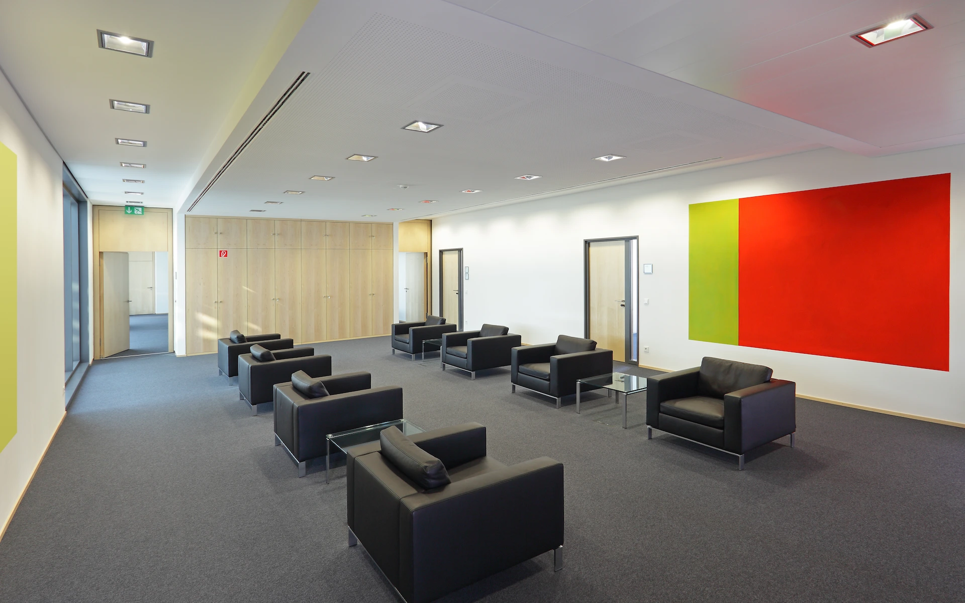Neubau Altana Headquarter in Wesel Vorraum eines Bürobereichs mit loser Möblierung, Einbauschränken und Kunst von Thomas Kesseler.