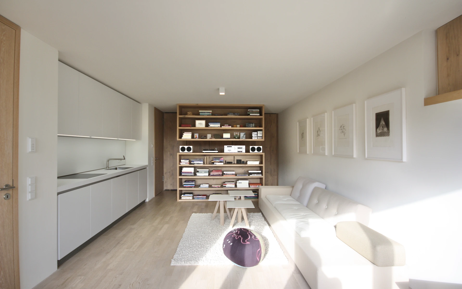Neubau Haus R in Velbert-Langenberg Büro mit Teeküche, raumhoher Tür, schwebendem Regal, Einbauschränken und weiß geöltem Eichenparkett.