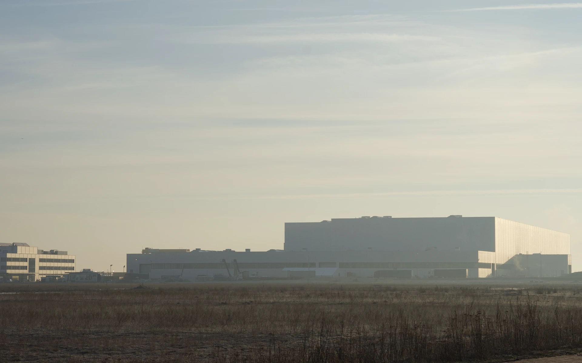 Baustelle Neubau Siemens Windturbinen Fabrik in Cuxhaven mit Bürobauten, Hochregallager, Produktionslinien, Schleusen und Logistikflächen.