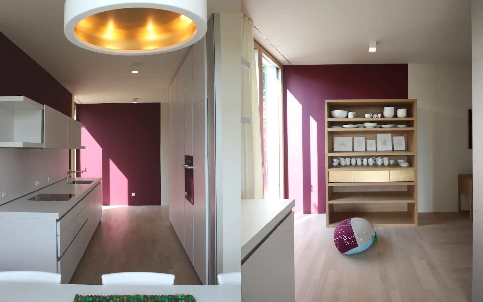 Neubau Haus R in Velbert-Langenberg Küche mit farbiger Wandgestaltung, weiß geöltem Eichenparkett und Anrichte mit raumhoher Holz-Aluminum-Fenstertür.